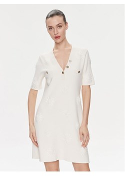TWINSET Sukienka dzianinowa 241TP3095 Écru Regular Fit ze sklepu MODIVO w kategorii Sukienki - zdjęcie 181073454
