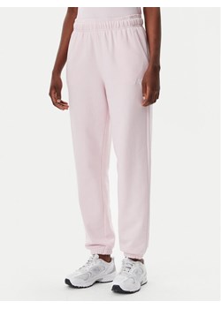 New Balance Spodnie dresowe Essentials WP41500 Różowy Relaxed Fit ze sklepu MODIVO w kategorii Spodnie damskie - zdjęcie 181073723