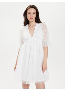 Gina Tricot Sukienka koktajlowa 22963 Biały Regular Fit ze sklepu MODIVO w kategorii Sukienki - zdjęcie 181073964