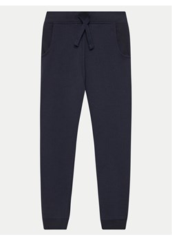 Guess Spodnie dresowe L93Q24 KAUG0 Granatowy Relaxed Fit ze sklepu MODIVO w kategorii Spodnie chłopięce - zdjęcie 181074634