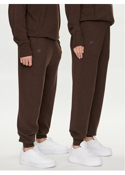 Pangaia Spodnie dresowe Archive Recycled Cashmere Brązowy Loose Fit ze sklepu MODIVO w kategorii Spodnie męskie - zdjęcie 181074904