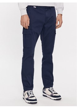 Tommy Jeans Spodnie materiałowe Austin DM0DM17678 Granatowy Slim Fit ze sklepu MODIVO w kategorii Spodnie męskie - zdjęcie 181075222