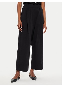 Herskind Spodnie materiałowe Carl 5297150 Brązowy Relaxed Fit ze sklepu MODIVO w kategorii Spodnie damskie - zdjęcie 181075993