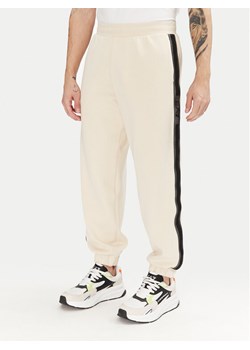 EA7 Emporio Armani Spodnie dresowe 7M000545 AF12660 U1079 Écru Modern Fit ze sklepu MODIVO w kategorii Spodnie męskie - zdjęcie 181076432