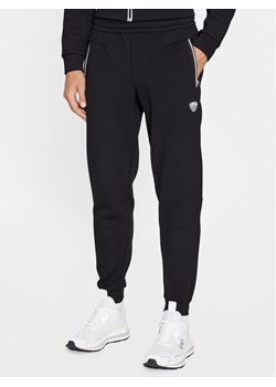 EA7 Emporio Armani Spodnie dresowe 8NPP63 PJ4EZ 1200 Czarny Regular Fit ze sklepu MODIVO w kategorii Spodnie męskie - zdjęcie 181076663