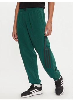 adidas Spodnie dresowe Future Icons 3-Stripes Polar IW6089 Zielony Regular Fit ze sklepu MODIVO w kategorii Spodnie męskie - zdjęcie 181076871