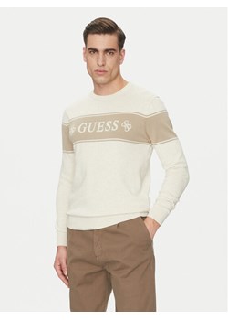 Guess Sweter M5GR05 Z3MI1 Beżowy Regular Fit ze sklepu MODIVO w kategorii Swetry męskie - zdjęcie 181076923