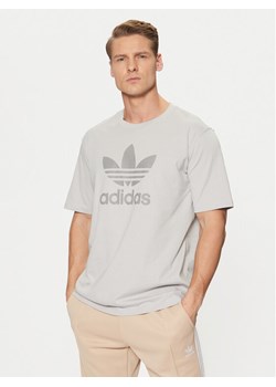 adidas T-Shirt adicolor Trefoil JP2548 Szary Regular Fit ze sklepu MODIVO w kategorii T-shirty męskie - zdjęcie 181077290