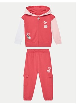 Guess Dres K5RG00 KAD74 Różowy Regular Fit ze sklepu MODIVO w kategorii Dresy dziewczęce - zdjęcie 181077734