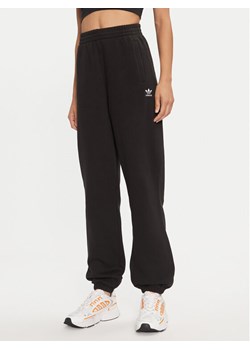 adidas Spodnie dresowe Essentials Fleece IY9637 Czarny Loose Fit ze sklepu MODIVO w kategorii Spodnie damskie - zdjęcie 181077860
