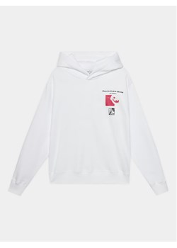 Calvin Klein Jeans Bluza Photograph IB0IB01947 Biały Regular Fit ze sklepu MODIVO w kategorii Bluzy dziewczęce - zdjęcie 181078851