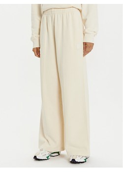 Lacoste Spodnie dresowe XF2657 Écru Wide Leg ze sklepu MODIVO w kategorii Spodnie damskie - zdjęcie 181079260