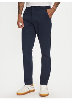 Tommy Jeans Chinosy Austin DM0DM20445 Granatowy Slim Fit ze sklepu MODIVO w kategorii Spodnie męskie - zdjęcie 181079324