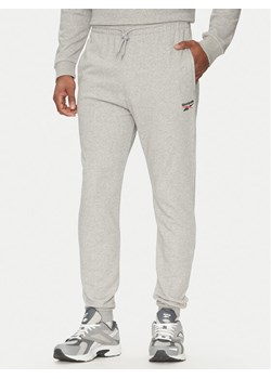 Reebok Spodnie dresowe 100221804 Szary Regular Fit ze sklepu MODIVO w kategorii Spodnie męskie - zdjęcie 181079344