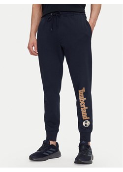 Timberland Spodnie dresowe TB0A5YFB Granatowy Regular Fit ze sklepu MODIVO w kategorii Spodnie męskie - zdjęcie 181079620