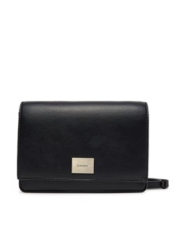 Calvin Klein Torebka Hardware Flap Crossbody K60K612967 Czarny ze sklepu MODIVO w kategorii Listonoszki - zdjęcie 181079660