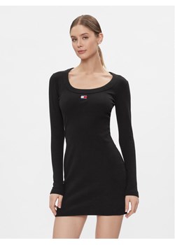 Tommy Jeans Sukienka dzianinowa Tjw Badge Rib Bodycon Ls DW0DW17424 Czarny Slim Fit ze sklepu MODIVO w kategorii Sukienki - zdjęcie 181079740