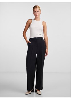 YAS Spodnie materiałowe 26030711 Czarny Regular Fit ze sklepu MODIVO w kategorii Spodnie damskie - zdjęcie 181079861