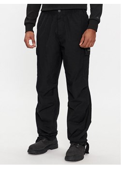 Calvin Klein Jeans Spodnie cargo Essential Regular Cargo Pant J30J324692 Czarny Regular Fit ze sklepu MODIVO w kategorii Spodnie męskie - zdjęcie 181080161