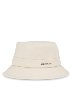 Calvin Klein Kapelusz Back Tie Bucket K60K613161 Écru ze sklepu MODIVO w kategorii Kapelusze damskie - zdjęcie 181080934