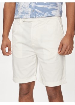 Guess Szorty materiałowe Noah M4GD14 WG3QA Écru Slim Fit ze sklepu MODIVO w kategorii Spodenki męskie - zdjęcie 181081342