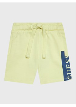Guess Szorty sportowe N3GD03 KA6R0 Żółty Relaxed Fit ze sklepu MODIVO w kategorii Spodenki chłopięce - zdjęcie 181081684