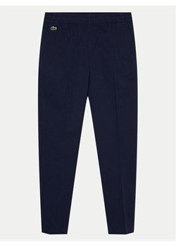 Lacoste Chinosy HJ9701 Granatowy Regular Fit ze sklepu MODIVO w kategorii Spodnie chłopięce - zdjęcie 181083334