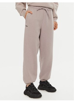 Under Armour Spodnie dresowe UA Icon Heavyweight 1386488 Szary Oversize - id: 0000304112683 - marki Under Armour - 181083704 Under Armour Spodnie dresowe UA Icon Heavyweight 1386488 Szary Oversize ze sklepu MODIVO w kategorii Spodnie damskie - zdjęcie 181083704