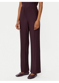 Gina Tricot Spodnie materiałowe 23460 Bordowy Regular Fit ze sklepu MODIVO w kategorii Spodnie damskie - zdjęcie 181083774