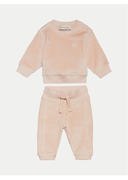 Calvin Klein Jeans Dres IN0IN00236 Różowy Regular Fit ze sklepu MODIVO w kategorii Dresy dla niemowlaka - zdjęcie 181083914