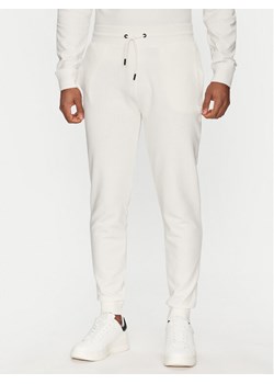 Guess Spodnie dresowe Z2YB22 KAIJ1 Biały Regular Fit - id: 0000304863301 - marki Guess - 181084020 Guess Spodnie dresowe Z2YB22 KAIJ1 Biały Regular Fit ze sklepu MODIVO w kategorii Spodnie męskie - zdjęcie 181084020