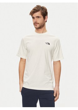 The North Face T-Shirt NF0A880R Écru Regular Fit ze sklepu MODIVO w kategorii T-shirty męskie - zdjęcie 181084153