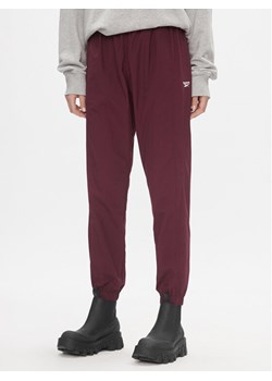 Reebok Spodnie dresowe Classics Franchise IL4627 Czerwony Relaxed Fit ze sklepu MODIVO w kategorii Spodnie damskie - zdjęcie 181084844