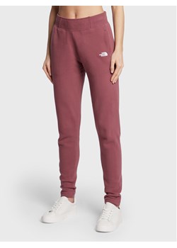 The North Face Spodnie dresowe W Nse NF0A55GS Bordowy Slim Fit ze sklepu MODIVO w kategorii Spodnie damskie - zdjęcie 181085524