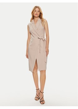 Imperial Sukienka koktajlowa ADOFHJZ Beżowy Slim Fit ze sklepu MODIVO w kategorii Sukienki - zdjęcie 181085542
