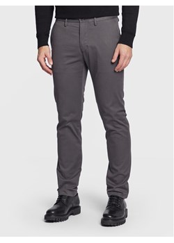 Tommy Hilfiger Chinosy Core Denton MW0MW28884 Szary Straight Fit ze sklepu MODIVO w kategorii Spodnie męskie - zdjęcie 181087244