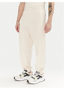 EA7 Emporio Armani Spodnie dresowe 7M000154 AF10432 U1079 Écru Regular Fit ze sklepu MODIVO w kategorii Spodnie męskie - zdjęcie 181087940