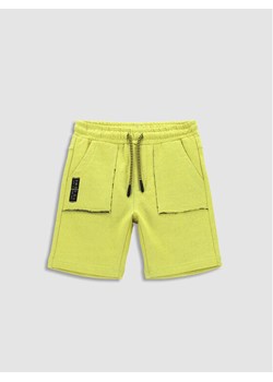 Coccodrillo Szorty materiałowe WC3120501JBK Żółty Regular Fit ze sklepu MODIVO w kategorii Spodenki chłopięce - zdjęcie 181089113