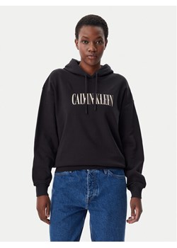 Calvin Klein Jeans Bluza Varsity J20J225579 Czarny Regular Fit ze sklepu MODIVO w kategorii Bluzy damskie - zdjęcie 181089190