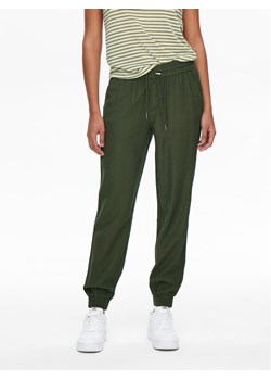 ONLY Spodnie dresowe 15203946 Zielony Regular Fit ze sklepu MODIVO w kategorii Spodnie damskie - zdjęcie 181089820