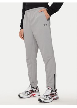 Reebok Spodnie dresowe 100075761 Szary Regular Fit ze sklepu MODIVO w kategorii Spodnie męskie - zdjęcie 181093273