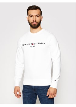 Tommy Hilfiger Bluza Logo MW0MW11596 Biały Regular Fit ze sklepu MODIVO w kategorii Bluzy męskie - zdjęcie 181093674