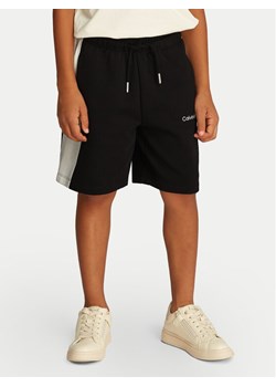 Calvin Klein Jeans Szorty sportowe Color Block IB0IB02433 Czarny Relaxed Fit ze sklepu MODIVO w kategorii Spodenki chłopięce - zdjęcie 181093852
