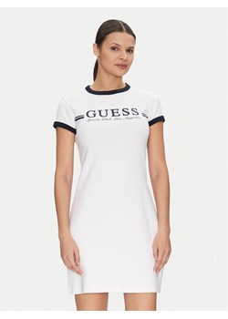 Guess Sukienka codzienna V5GK02 KCQX1 Biały Slim Fit ze sklepu MODIVO w kategorii Sukienki - zdjęcie 181094580