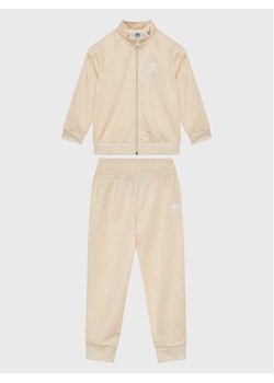 adidas Dres Monogram Print Tracksuit H62935 Biały Regular Fit ze sklepu MODIVO w kategorii Dresy dla niemowlaka - zdjęcie 181095793