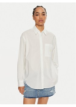 Calvin Klein Jeans Koszula J20J224436 Biały Relaxed Fit ze sklepu MODIVO w kategorii Koszule damskie - zdjęcie 181096060
