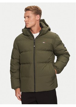 Tommy Jeans Kurtka puchowa Essential DM0DM19786 Zielony Regular Fit ze sklepu MODIVO w kategorii Kurtki męskie - zdjęcie 181096111