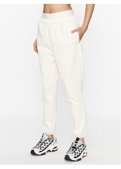 Puma Spodnie dresowe Puma Strong 523877 Biały Regular Fit ze sklepu MODIVO w kategorii Spodnie damskie - zdjęcie 181096142