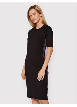 DKNY Sport Sukienka codzienna DP1D4481 Czarny Regular Fit ze sklepu MODIVO w kategorii Sukienki - zdjęcie 181096502