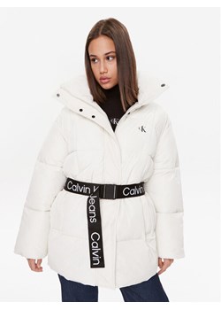 Calvin Klein Jeans Kurtka zimowa J20J221903 Biały Relaxed Fit - id: 0000302805389 - marki Calvin Klein - 181097160 Calvin Klein Jeans Kurtka zimowa J20J221903 Biały Relaxed Fit ze sklepu MODIVO w kategorii Kurtki damskie - zdjęcie 181097160